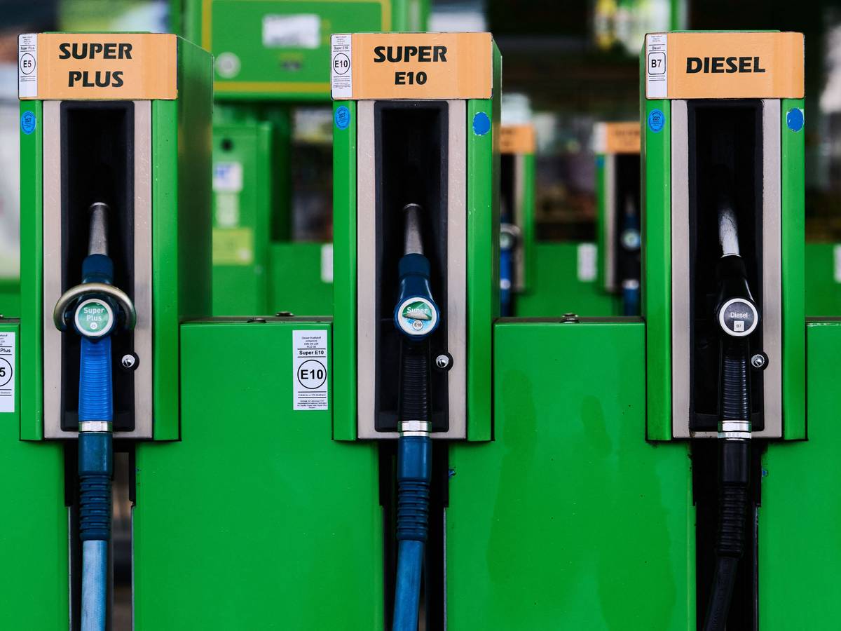 Blick auf Zapfsäulen für Benzin und Diesel an einer Tankstelle. (Symbolbild)