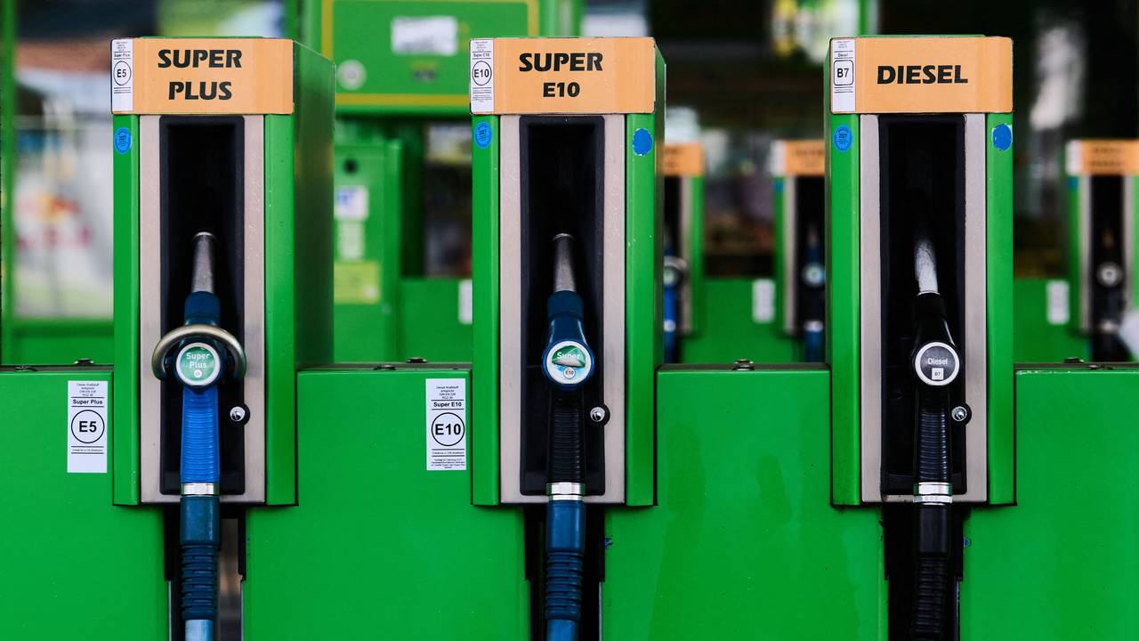 Blick auf Zapfsäulen für Benzin und Diesel an einer Tankstelle. (Symbolbild)