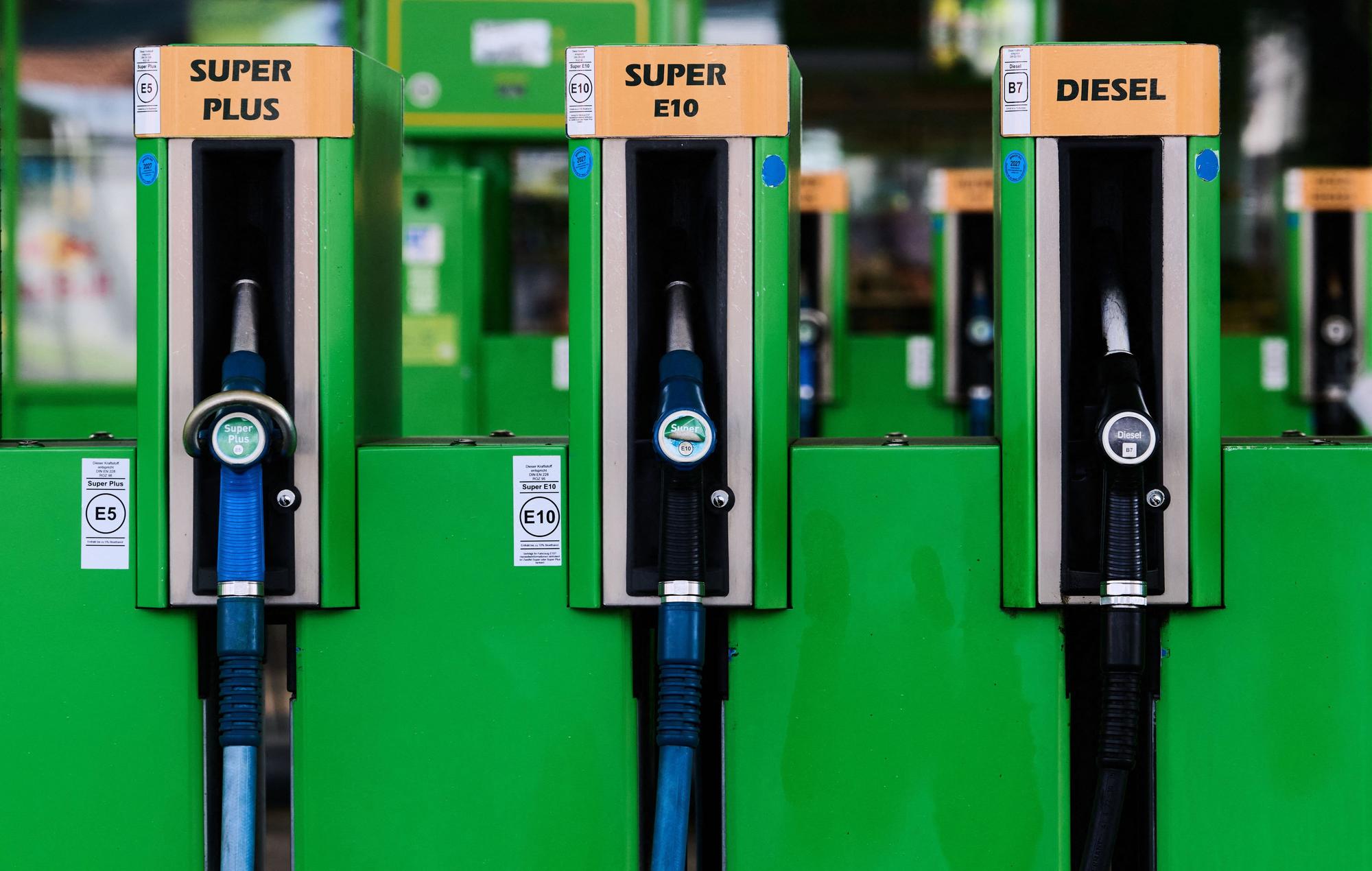 Blick auf Zapfsäulen für Benzin und Diesel an einer Tankstelle. (Symbolbild)