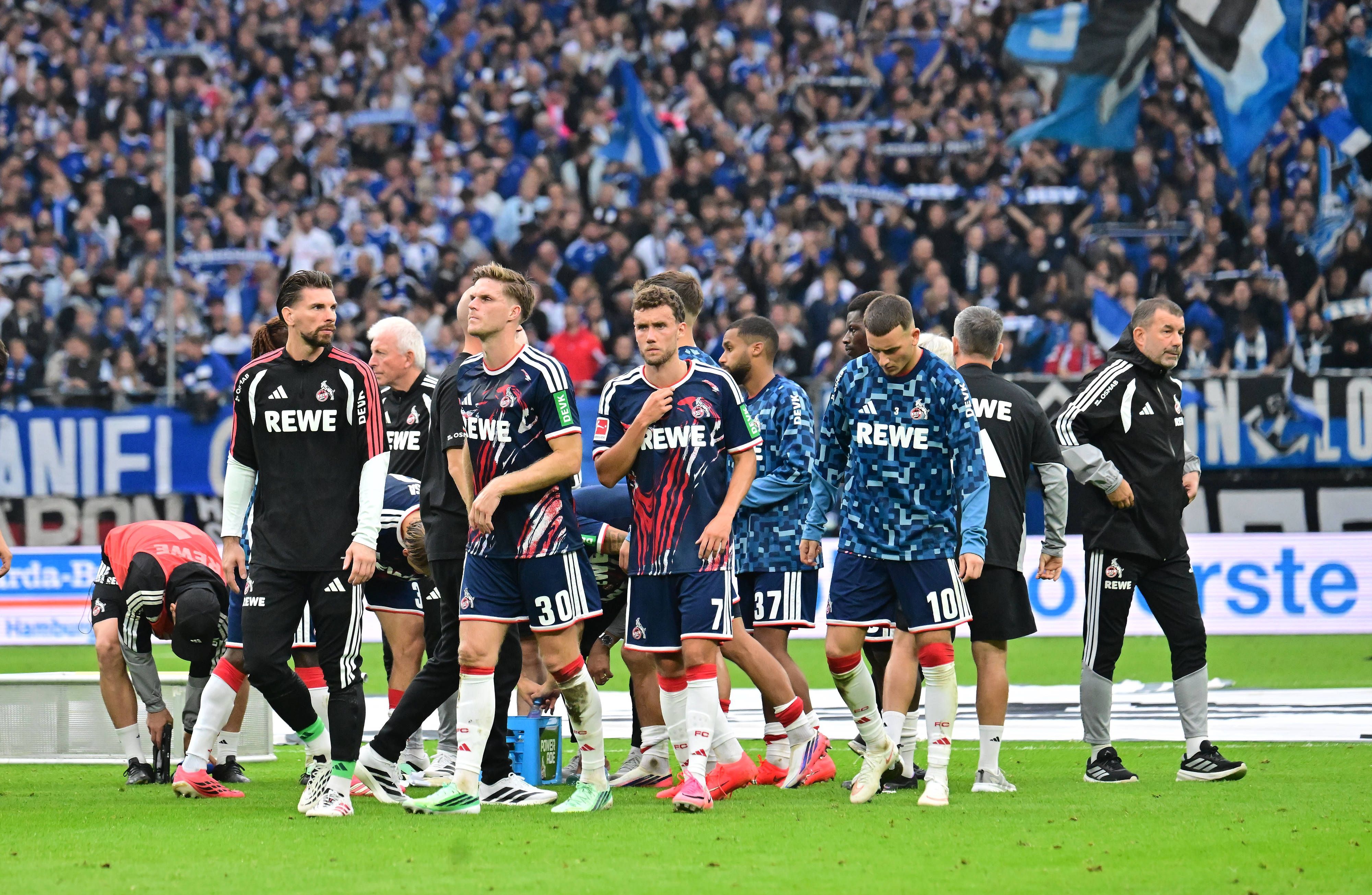 Die FC-Stars gehen enttäuscht über den Rasen.