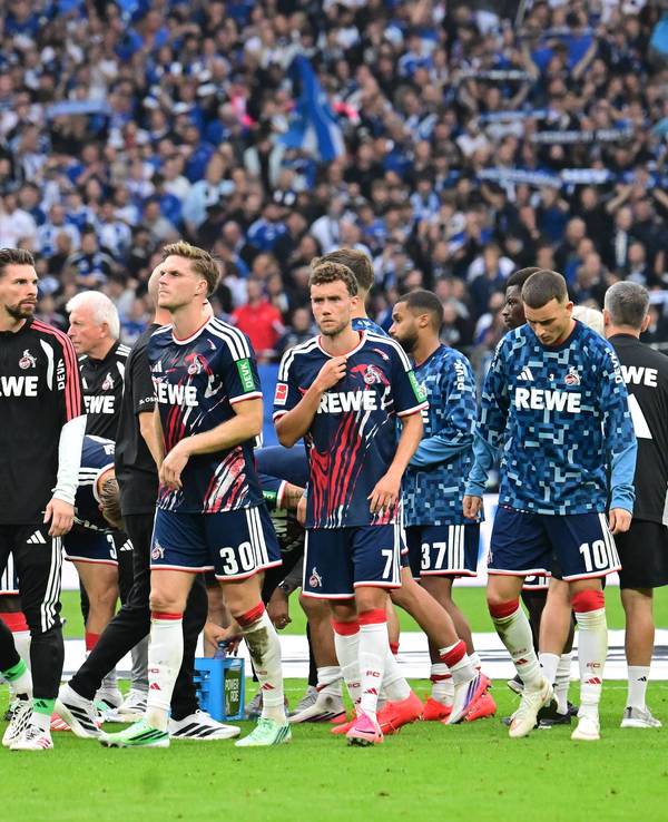 Die FC-Stars gehen enttäuscht über den Rasen.