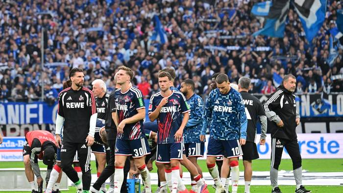 Die FC-Stars gehen enttäuscht über den Rasen.