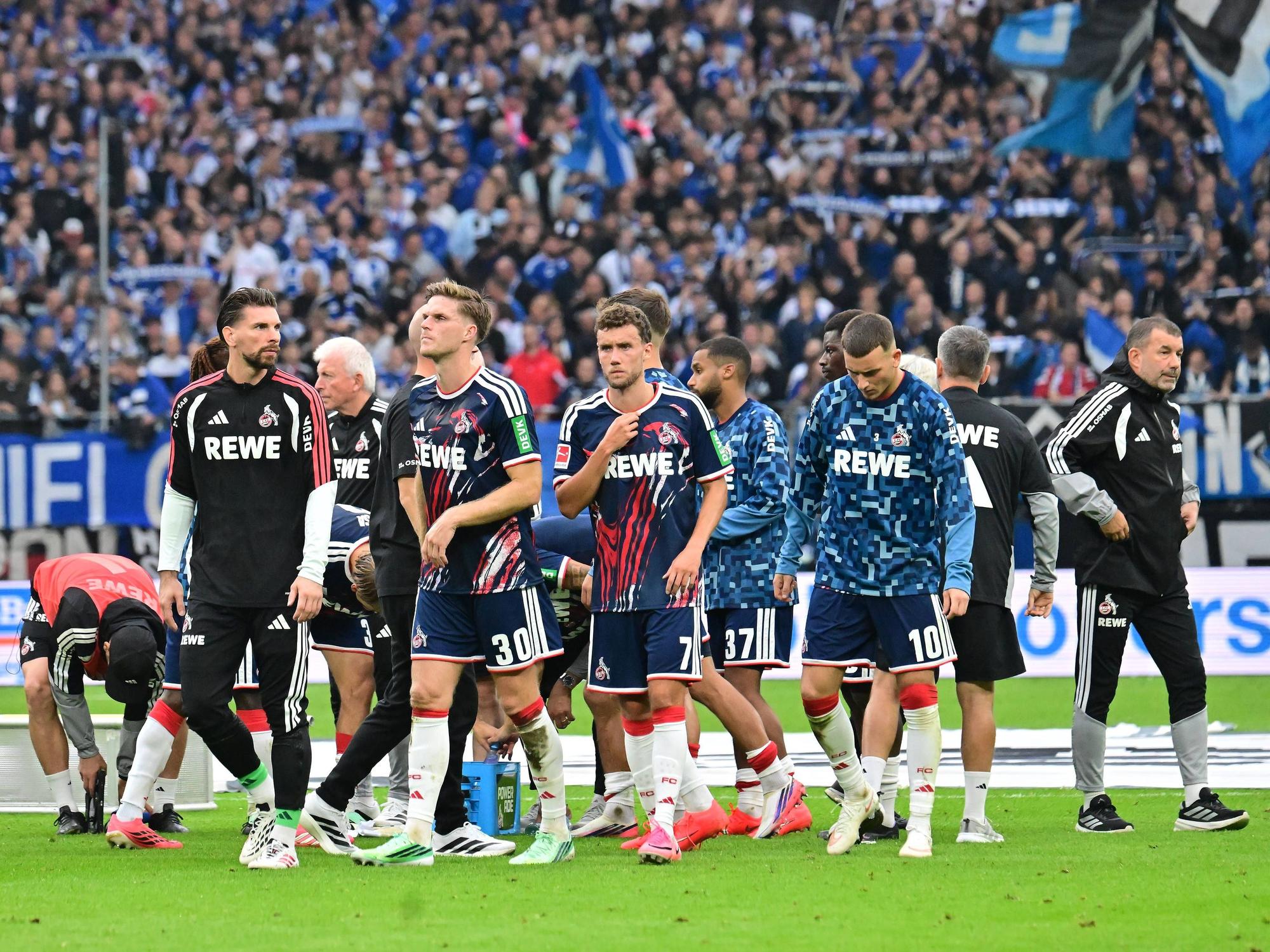 Die FC-Stars gehen enttäuscht über den Rasen.