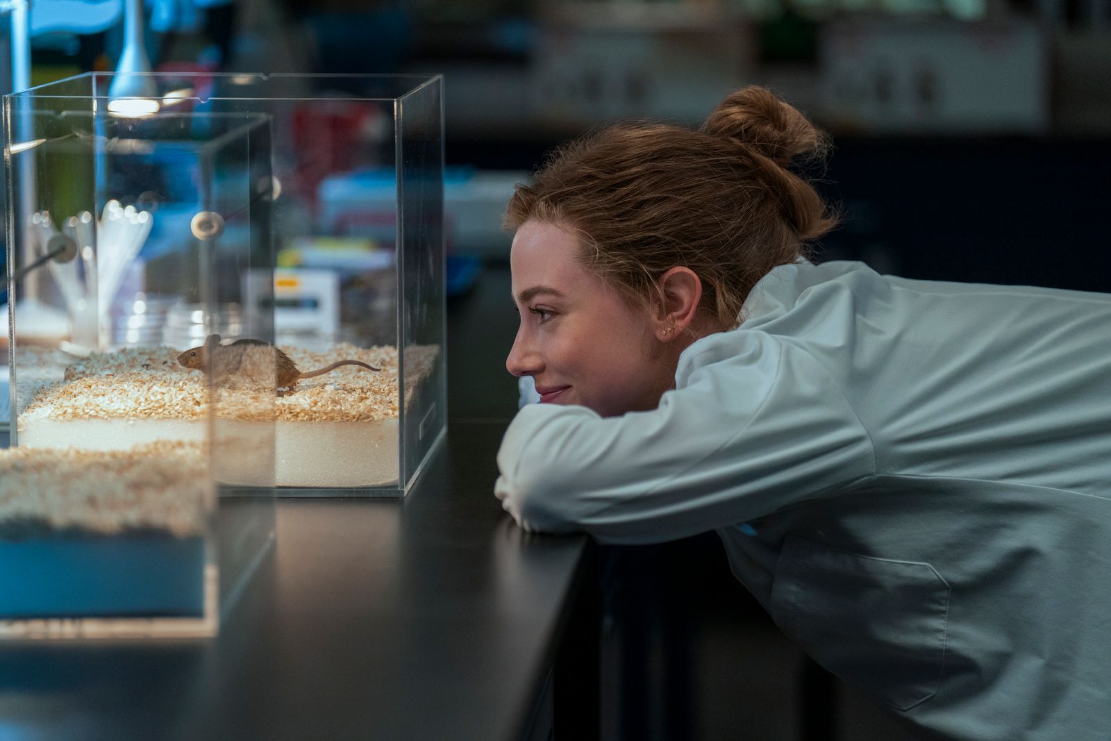 Olive Smith (Lili Reinhart) liebt die Wissenschaft, vor allem weil vieles so klaren Regeln folgt.  (Bild: Amazon Prime Video)