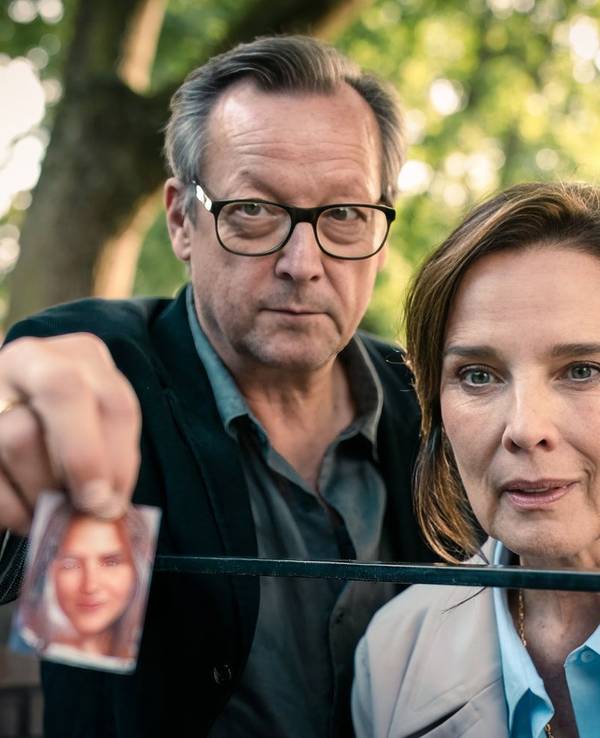 Für „Eine Nacht in Bangkok“ standen die Schauspielgrößen Matthias Brandt und Désirée Nosbusch erstmals gemeinsam vor der Kamera. Im Interview sprechen sie über diesen doch recht besonderen Fernsehfilm, der nun im Ersten zu sehen ist. (Bild: NDR/ARD/Boris Laewen)