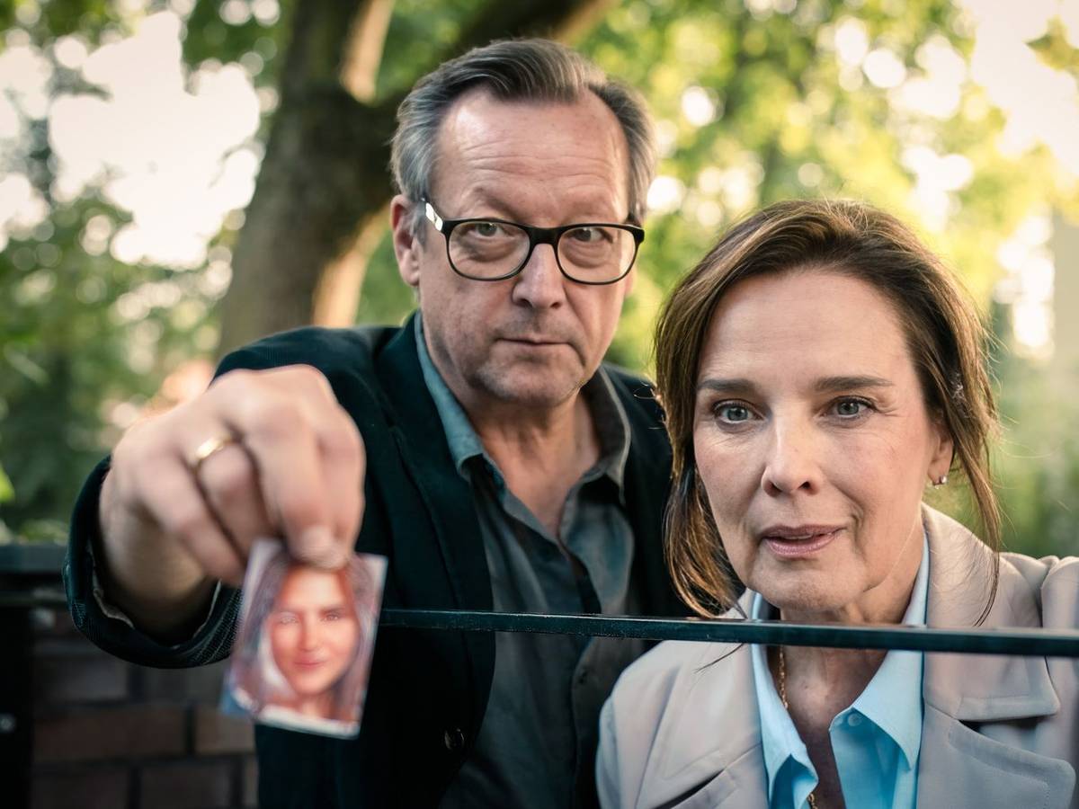 Für „Eine Nacht in Bangkok“ standen die Schauspielgrößen Matthias Brandt und Désirée Nosbusch erstmals gemeinsam vor der Kamera. Im Interview sprechen sie über diesen doch recht besonderen Fernsehfilm, der nun im Ersten zu sehen ist. (Bild: NDR/ARD/Boris Laewen)