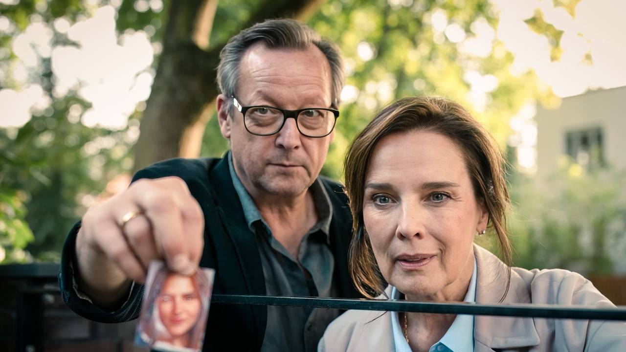 Für „Eine Nacht in Bangkok“ standen die Schauspielgrößen Matthias Brandt und Désirée Nosbusch erstmals gemeinsam vor der Kamera. Im Interview sprechen sie über diesen doch recht besonderen Fernsehfilm, der nun im Ersten zu sehen ist. (Bild: NDR/ARD/Boris Laewen)