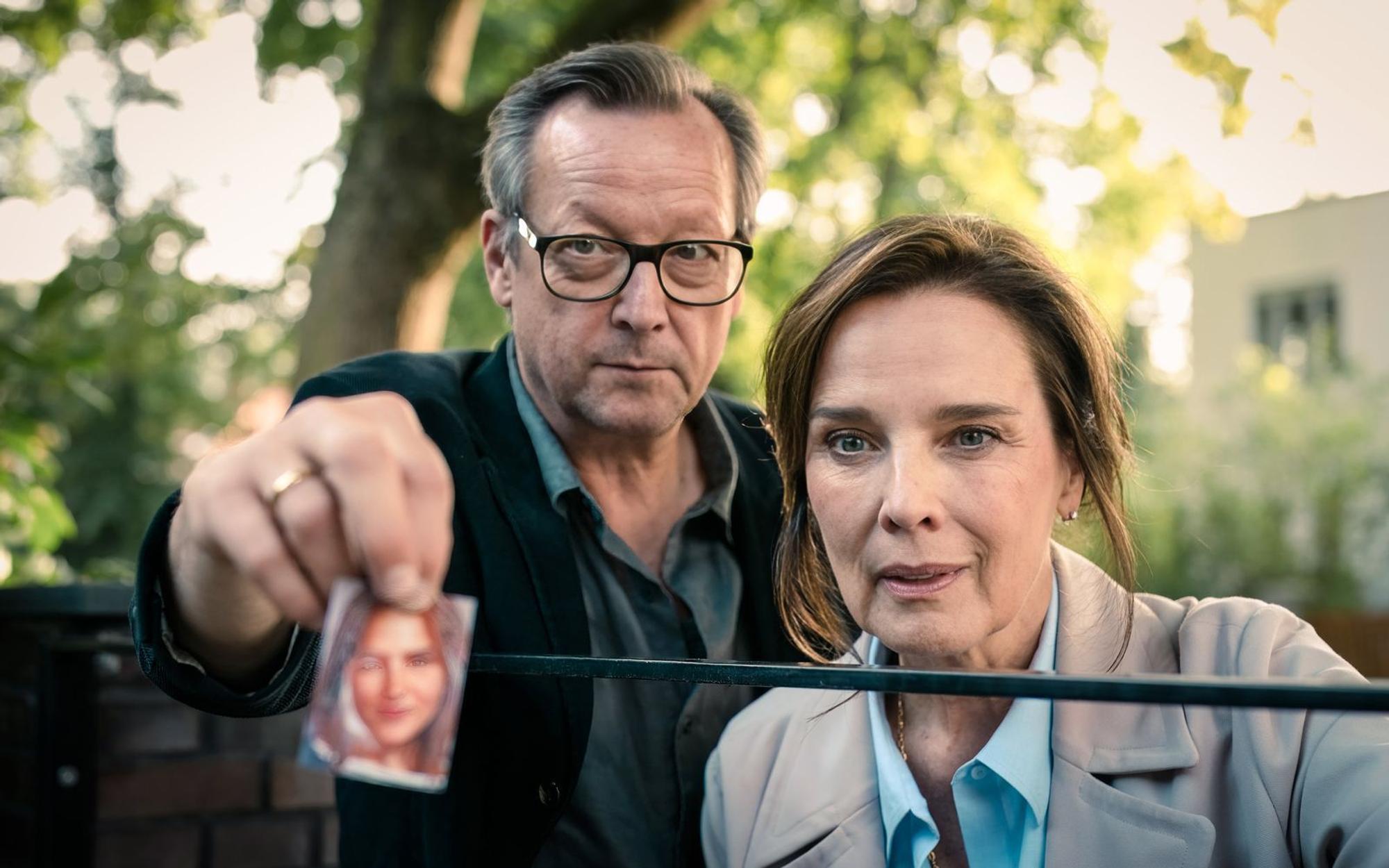 Für „Eine Nacht in Bangkok“ standen die Schauspielgrößen Matthias Brandt und Désirée Nosbusch erstmals gemeinsam vor der Kamera. Im Interview sprechen sie über diesen doch recht besonderen Fernsehfilm, der nun im Ersten zu sehen ist. (Bild: NDR/ARD/Boris Laewen)