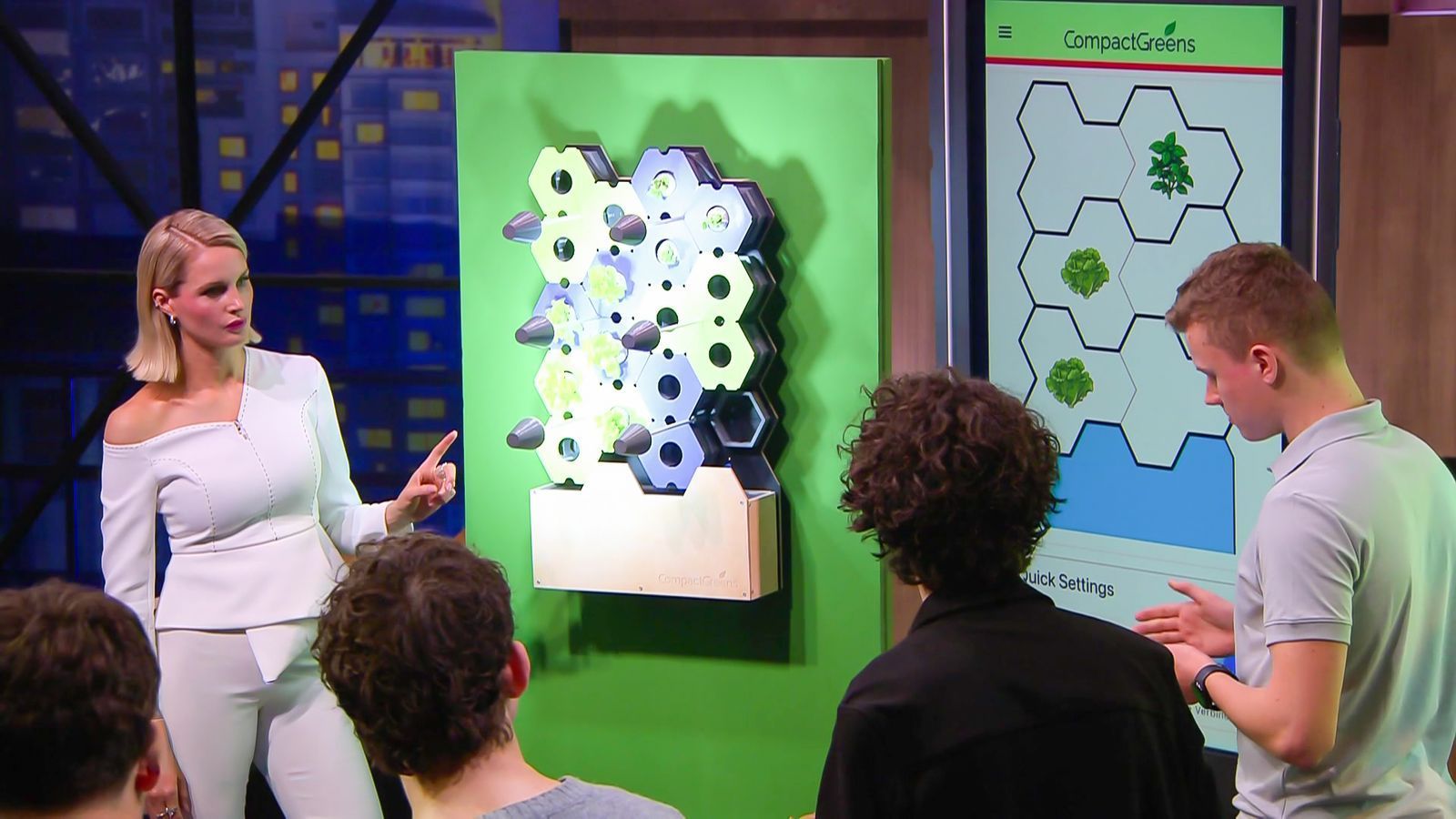 Janna Ensthaler nimmt die modulare Pflanzenwand genauer unter die Lupe. (Bild: RTL)