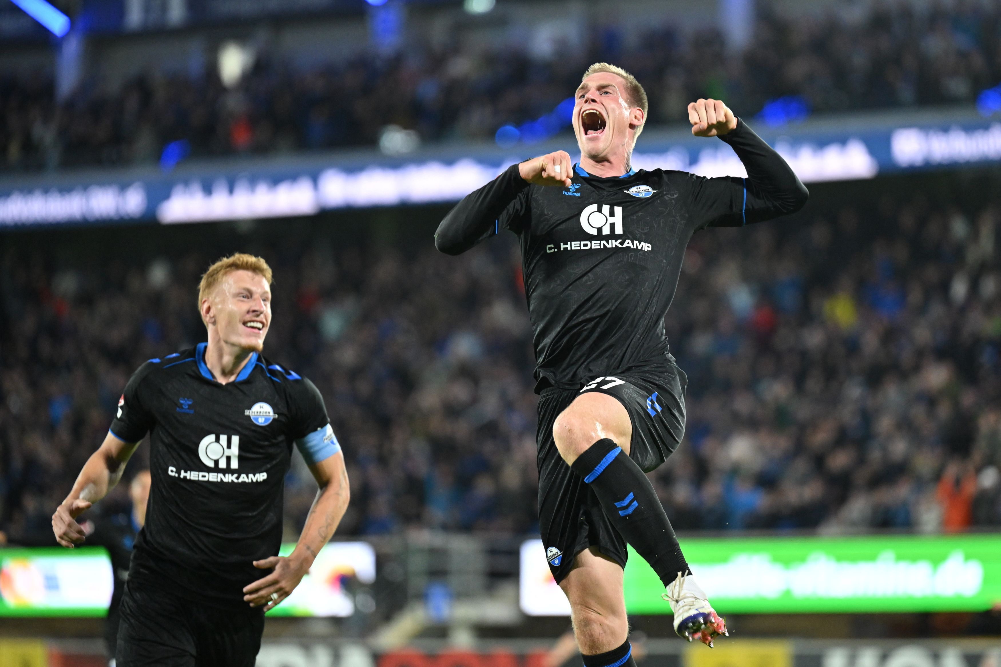 Steffen Tigges (l, SC Paderborn 07) jubelt nach seinem Tor zum 3:1.