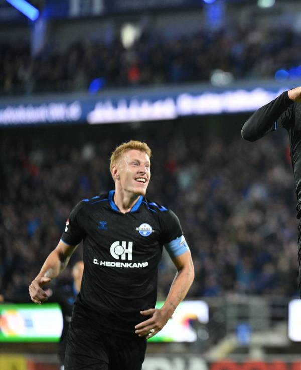 Steffen Tigges (l, SC Paderborn 07) jubelt nach seinem Tor zum 3:1.