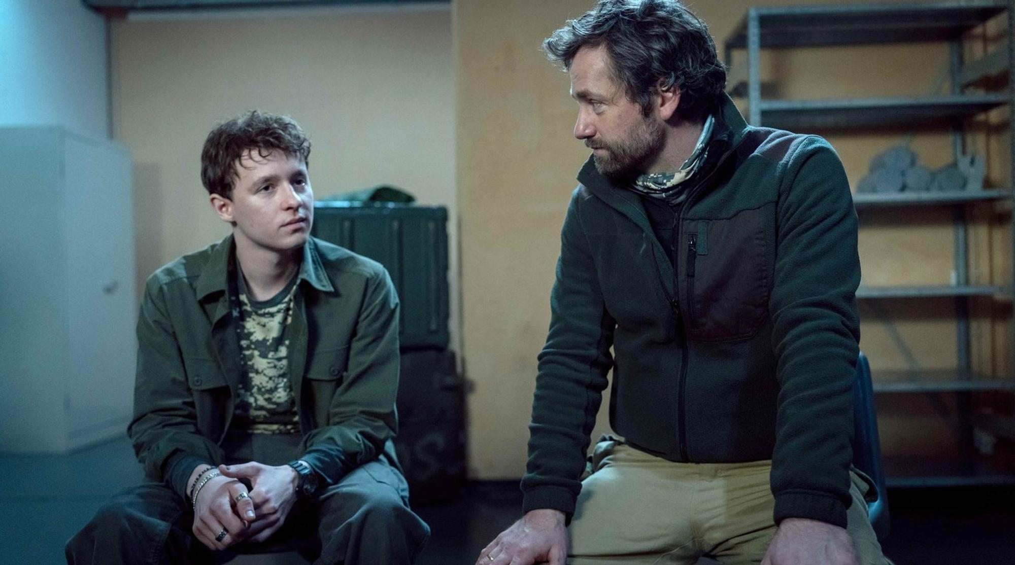 Moritz Zechmann (Florian Stetter, rechts) hat seinen Sohn Mats (Paul Ahrens) zum Survivalkurs mitgebracht.
(Bild: WDR/BAVARIA FICTION/Thomas Kost)