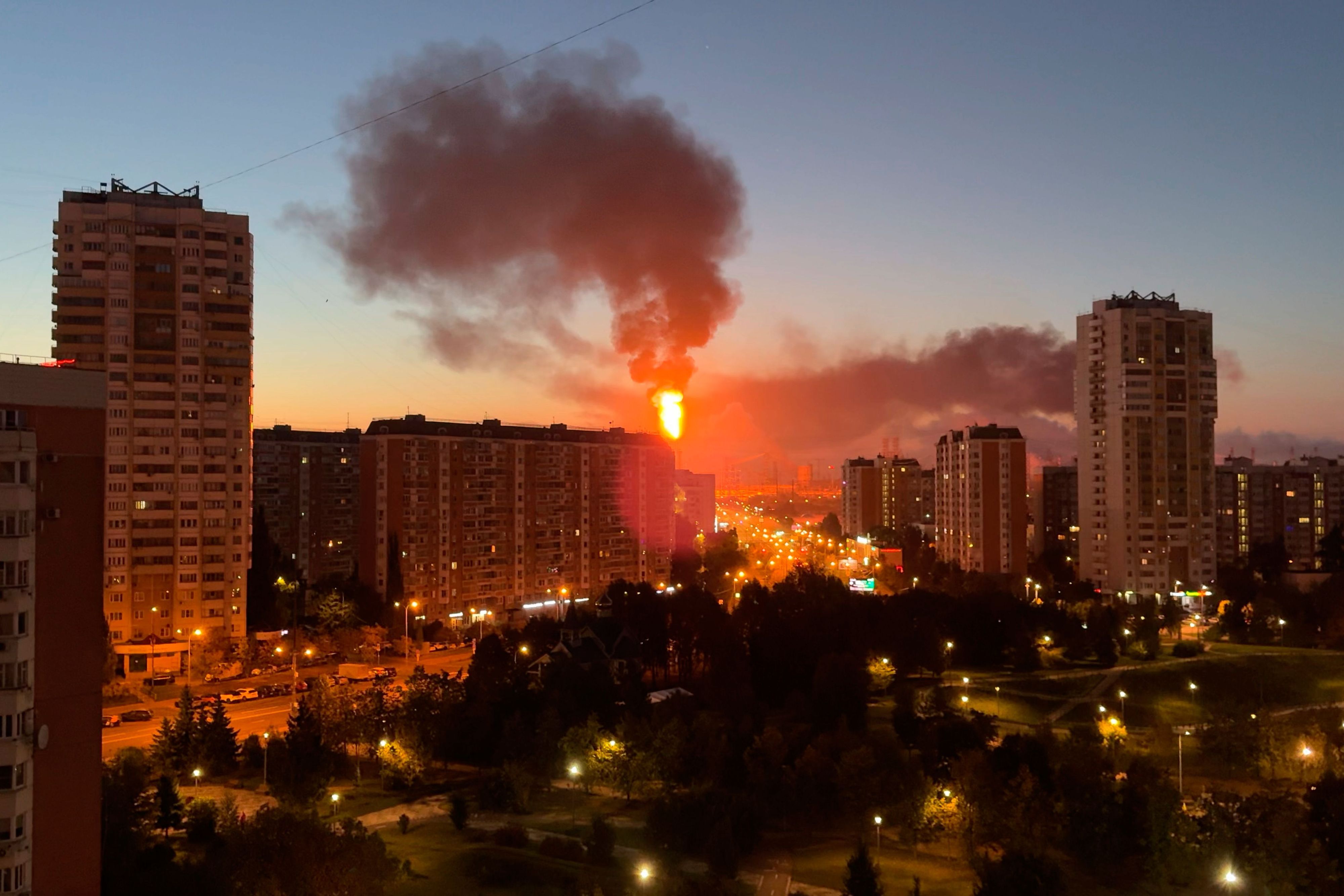 Nach einem ukrainischen Drohnenangriff sind Flammen und Rauch zu sehen, die aus der Moskauer Ölraffinerie im Südosten der Stadt aufsteigen.