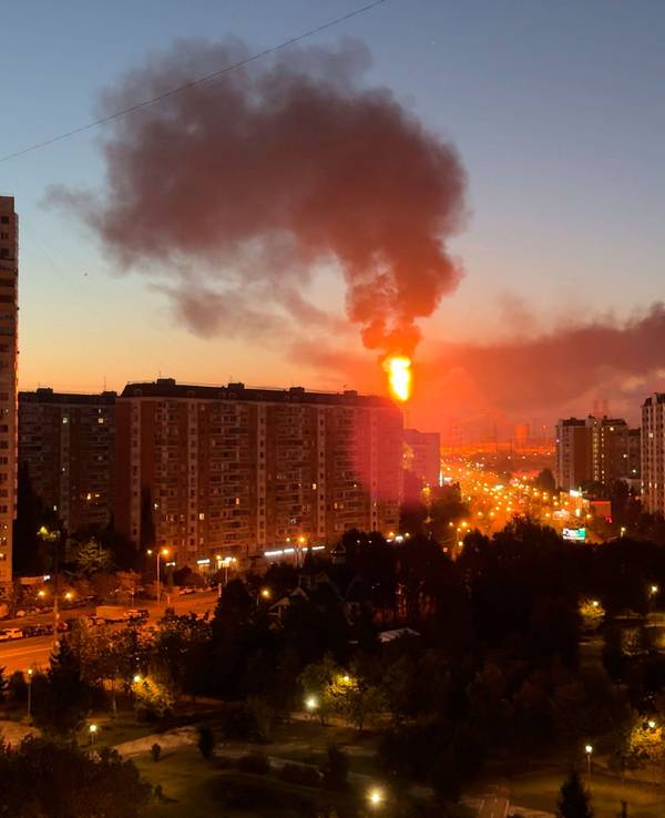 Nach einem ukrainischen Drohnenangriff sind Flammen und Rauch zu sehen, die aus der Moskauer Ölraffinerie im Südosten der Stadt aufsteigen.