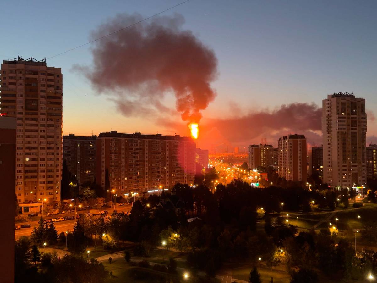 Nach einem ukrainischen Drohnenangriff sind Flammen und Rauch zu sehen, die aus der Moskauer Ölraffinerie im Südosten der Stadt aufsteigen.
