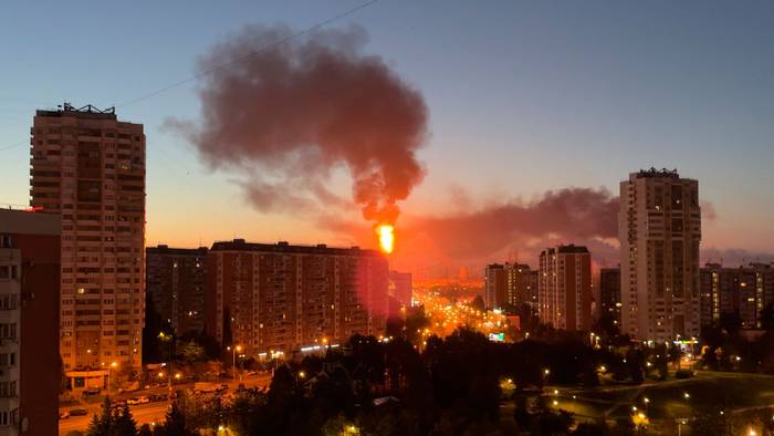 Nach einem ukrainischen Drohnenangriff sind Flammen und Rauch zu sehen, die aus der Moskauer Ölraffinerie im Südosten der Stadt aufsteigen.