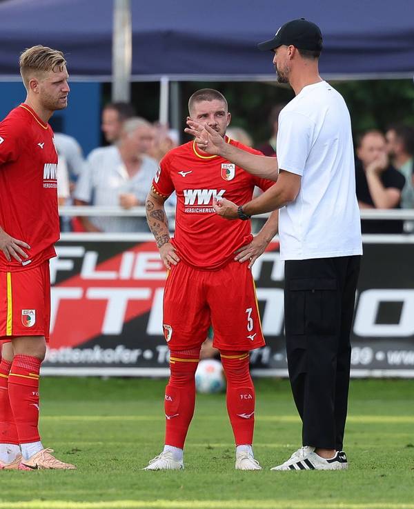 Sandro Wagner erklärt Mads Pedersen und Arne Maier etwas auf dem Platz.