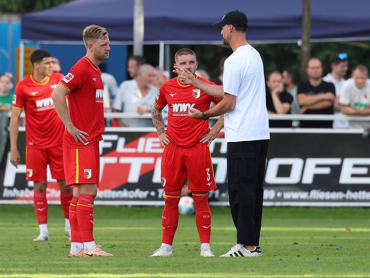 Sandro Wagner erklärt Mads Pedersen und Arne Maier etwas auf dem Platz.
