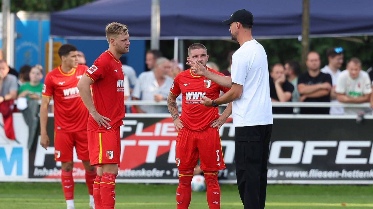 Sandro Wagner erklärt Mads Pedersen und Arne Maier etwas auf dem Platz.