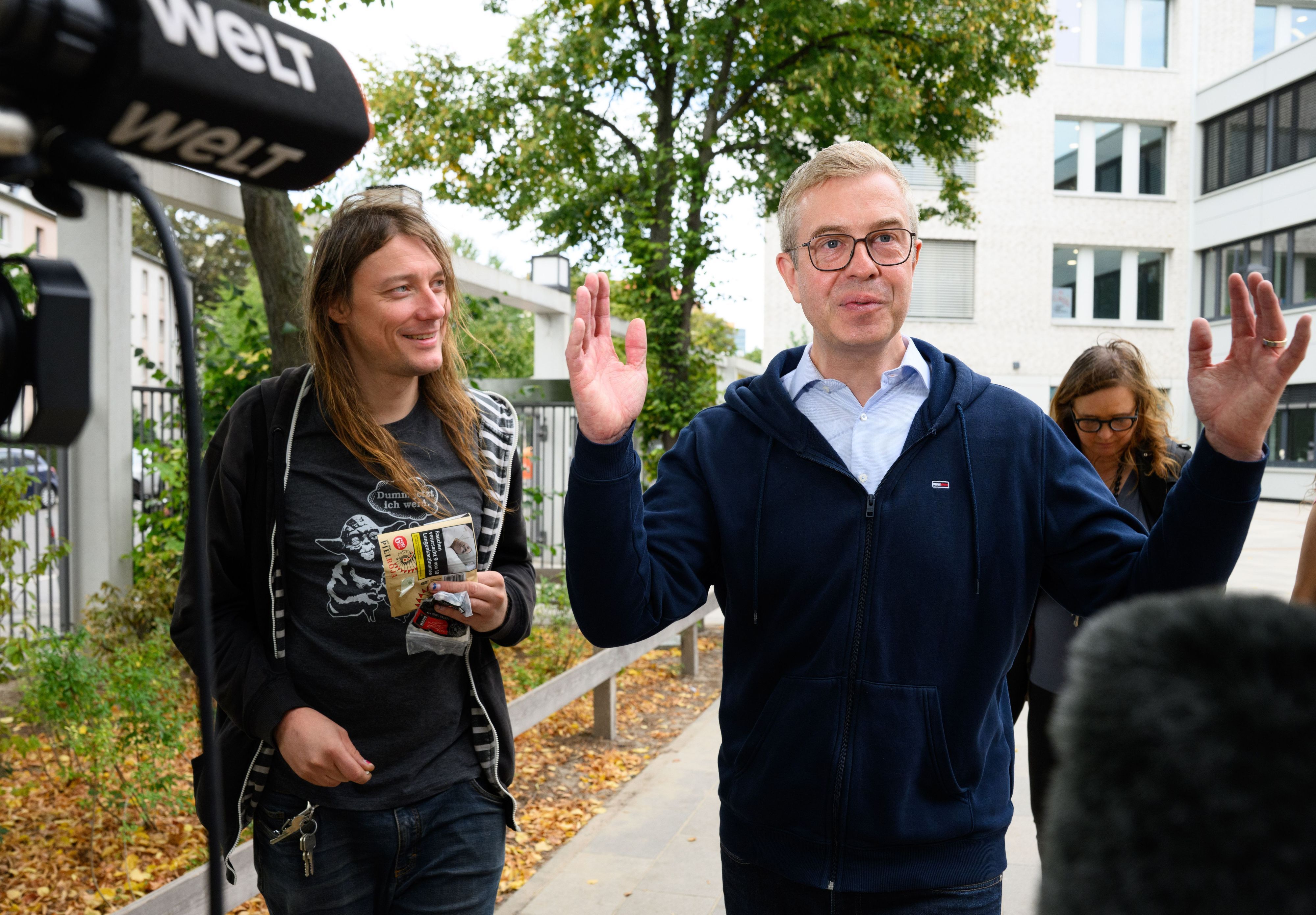 CDU-Spitzenkandidat Stefan Evers kommt zum Wahllokal in der Emanuel-Lasker-Schule in Berlin-Friedrichshain, um seinen Stimmzettel abzugeben.