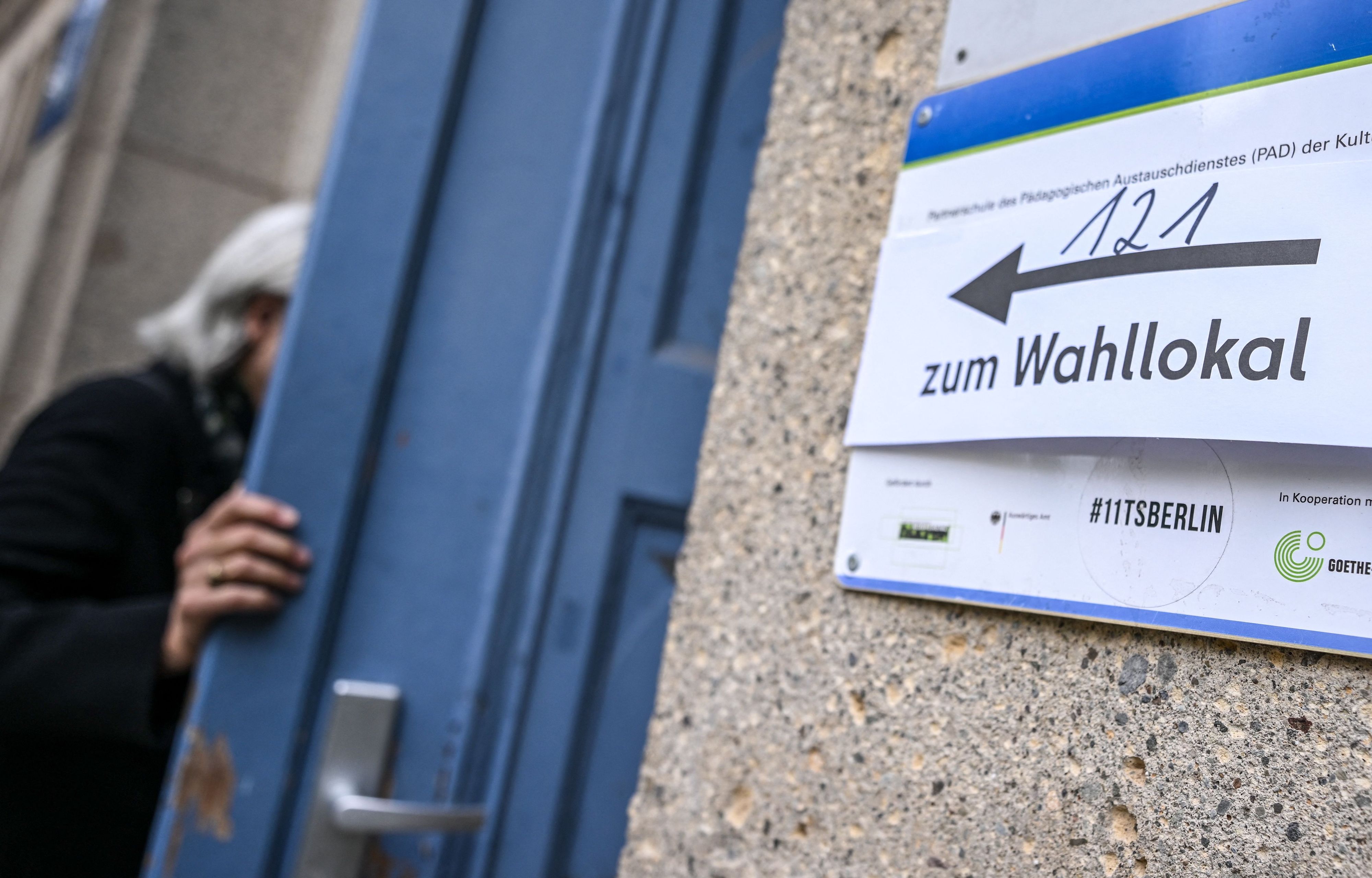Eine Wählerin geht in Berlin in ein Wahllokal.