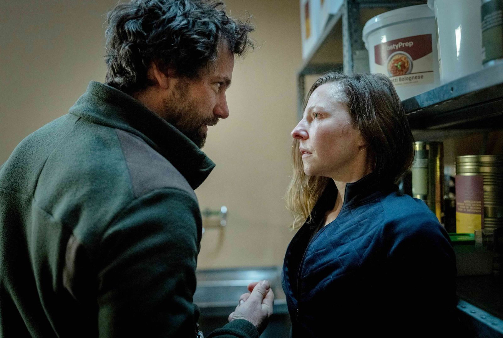 Kursteilnehmerin Elara Schmidtke (Katharina Schüttler) und Survivaltrainer Moritz Zechmann (Florian Stetter) haben kein Vertrauen ineinander. Wer spielt hier welches Spiel? (Bild: WDR/BAVARIA FICTION/Thomas Kost)