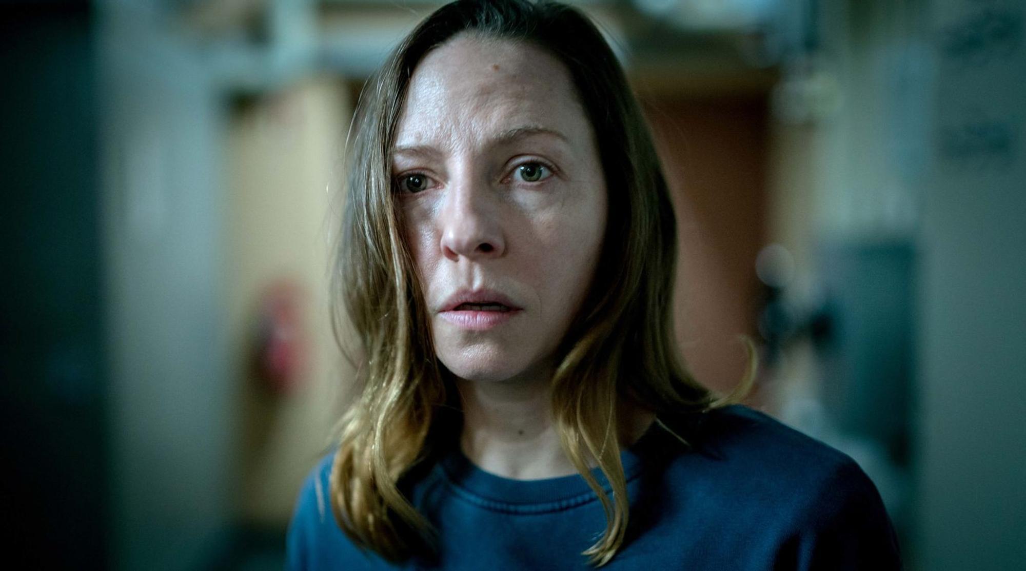 Elara Schmidtke (Katharina Schüttler) nimmt an einem Prepperkurs teil, obwohl diese Szene wohl eigentlich nicht so ihr Ding ist. (Bild: WDR/BAVARIA FICTION/Thomas Kost)