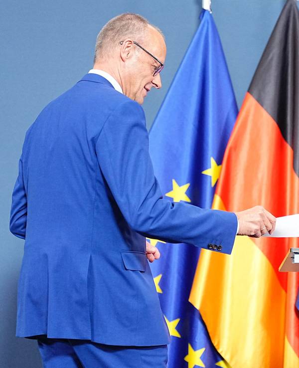 Bundeskanzler Friedrich Merz (CDU) kurz vor seiner Ansprache anlässlich der Wahlen in Berlin und Mecklenburg-Vorpommern.