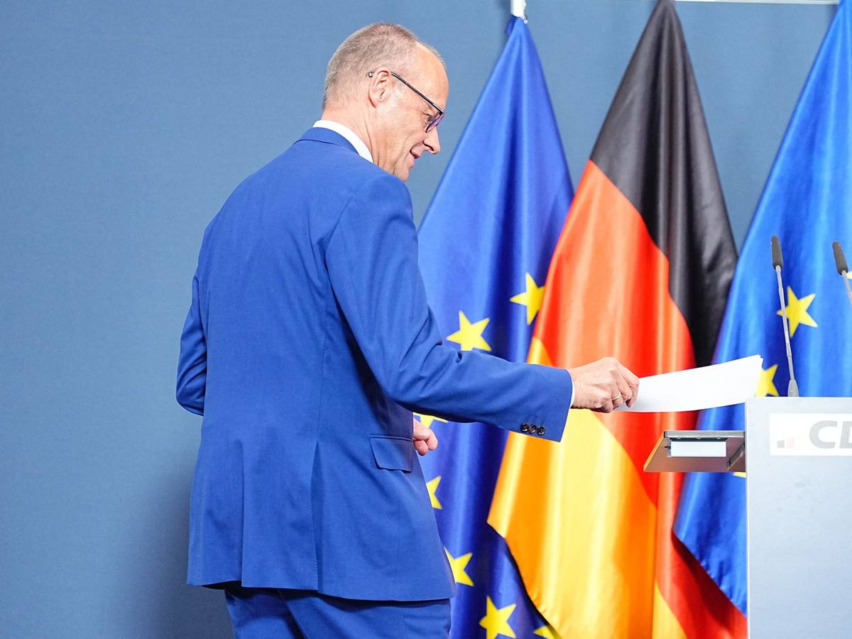 Bundeskanzler Friedrich Merz (CDU) kurz vor seiner Ansprache anlässlich der Wahlen in Berlin und Mecklenburg-Vorpommern.