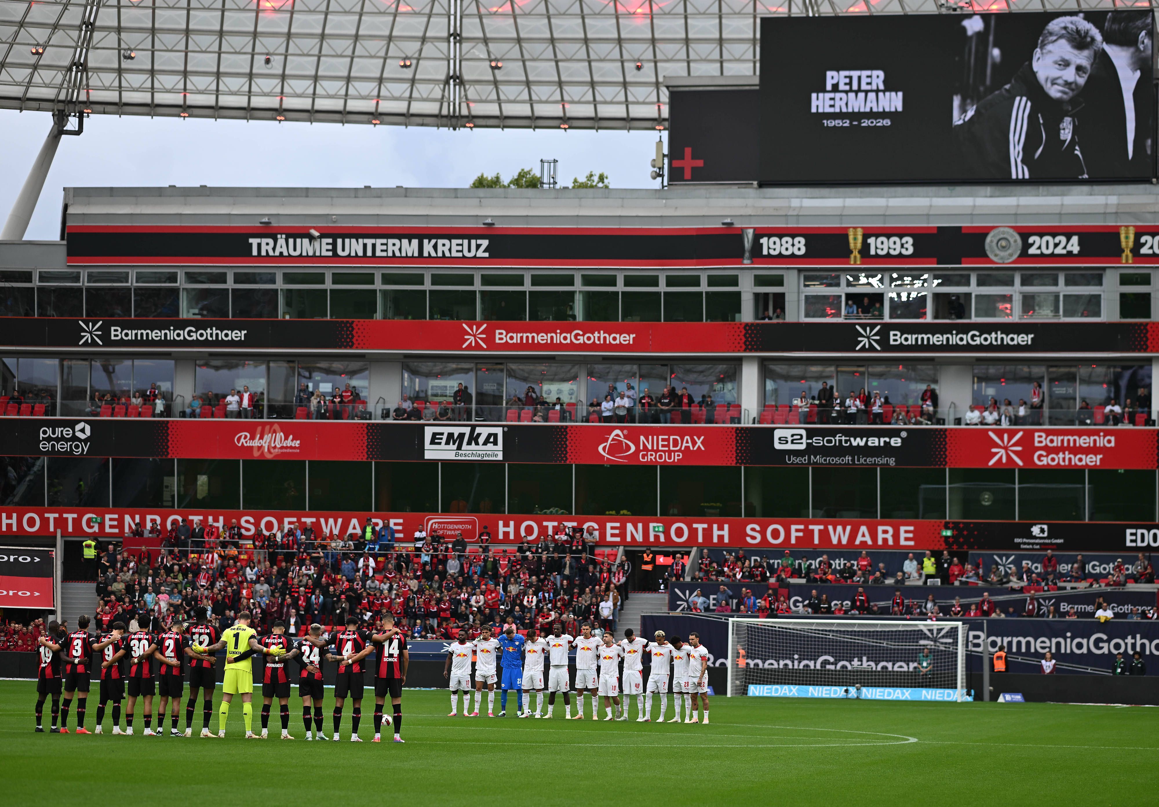 Die Mannschaften von Bayer 04 Leverkusen und RB Leipzig ehren den verstorbenen Peter Hermann.