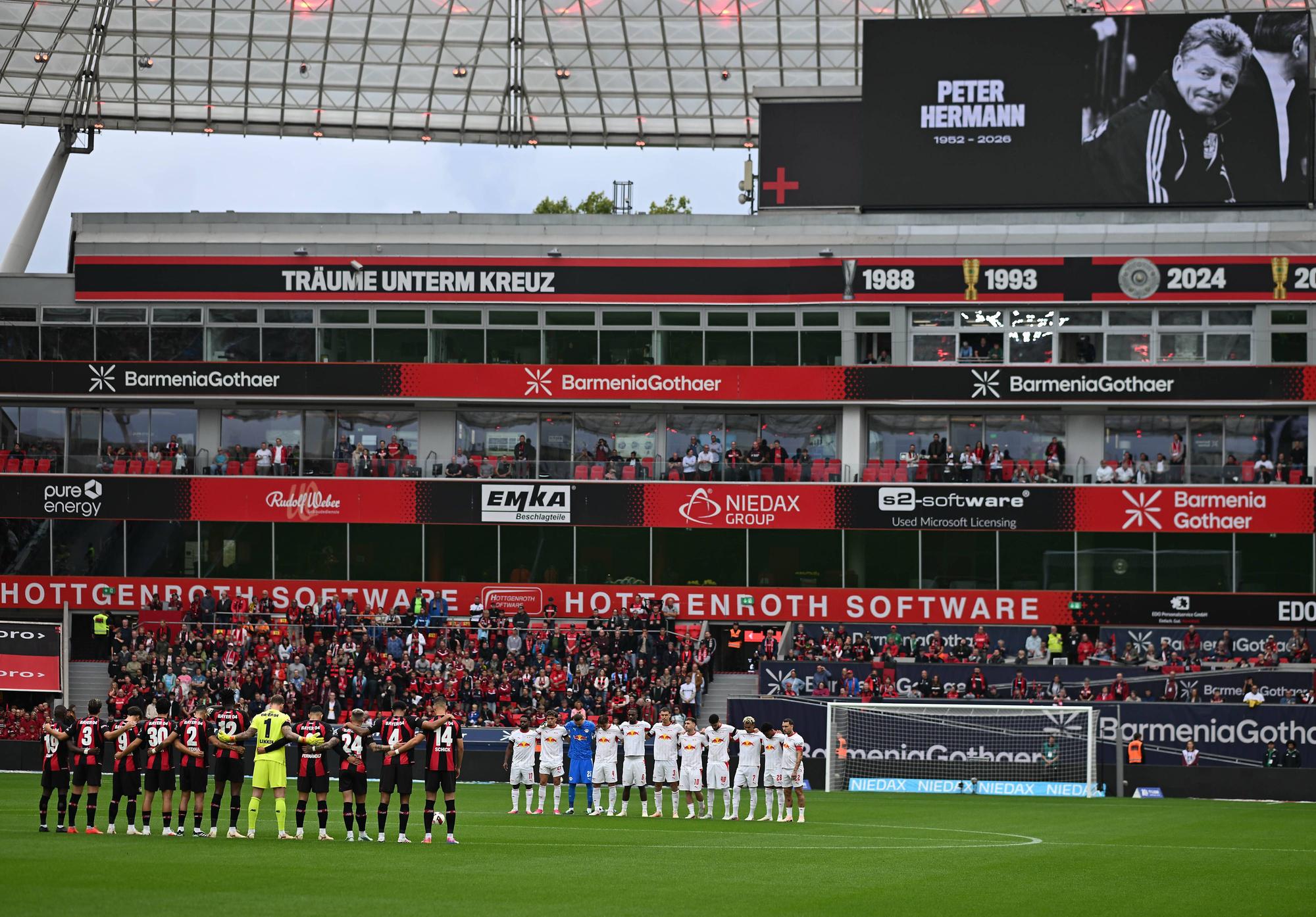 Die Mannschaften von Bayer 04 Leverkusen und RB Leipzig ehren den verstorbenen Peter Hermann.
