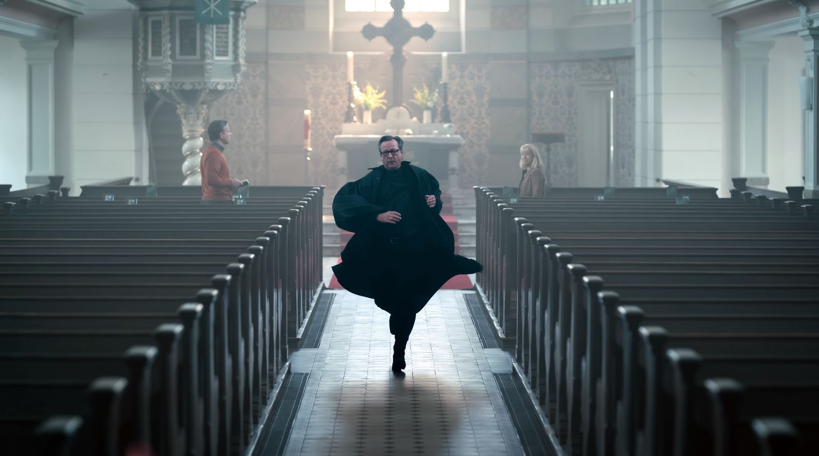 Matthias Brandt spielt in dem Film einen Pfarrer: „Ich fand es erzählerisch lustig, dass Hektor ein ziemlich orientierungsloser Mensch ist, der sich ausgerechnet einen Beruf ausgesucht hat, in dem er anderen Orientierung geben soll“, sagt der heute 64-Jährige über seine Rolle.  (Bild: NDR/ARD/Boris Laewen)