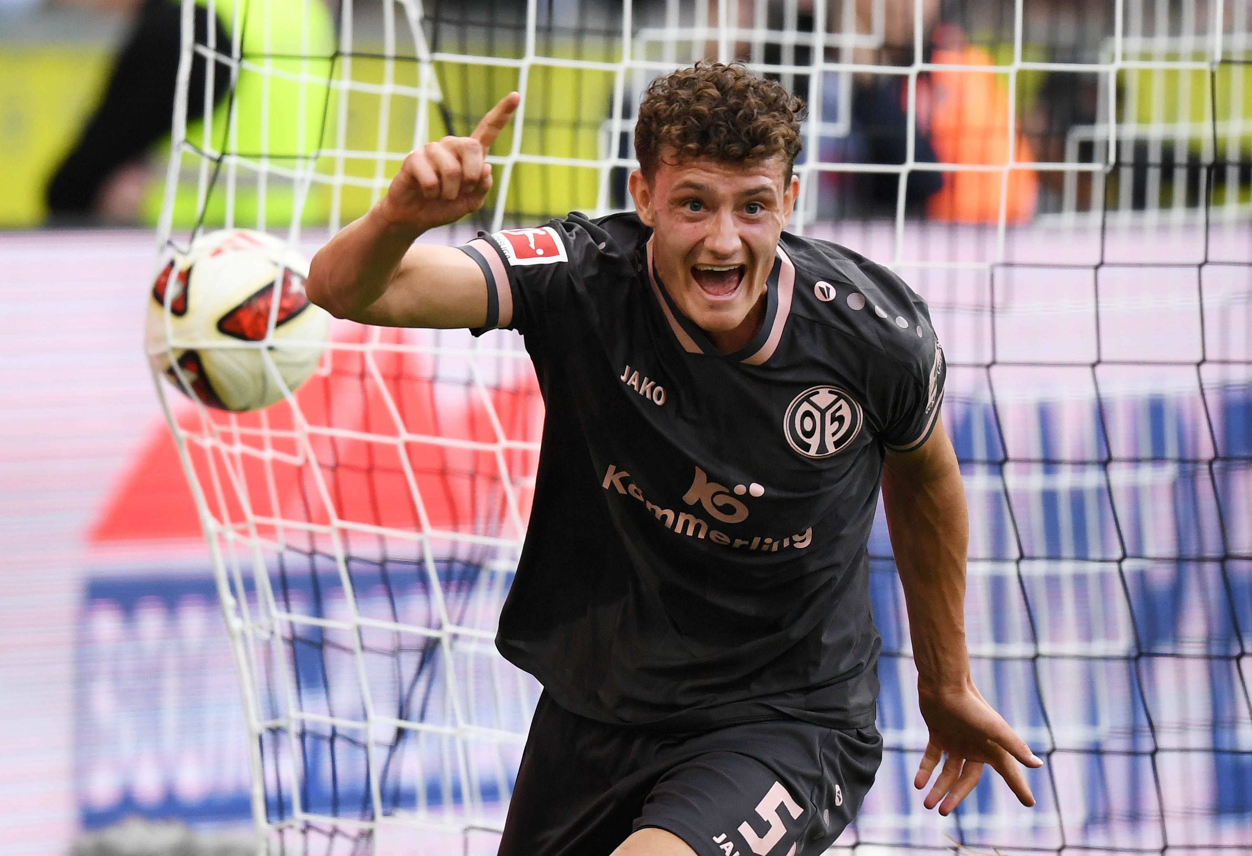 Eric Martel jubelt über sein Tor gegen Gladbach.