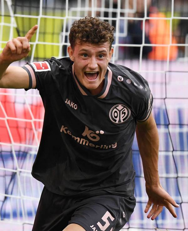 Eric Martel jubelt über sein Tor gegen Gladbach.