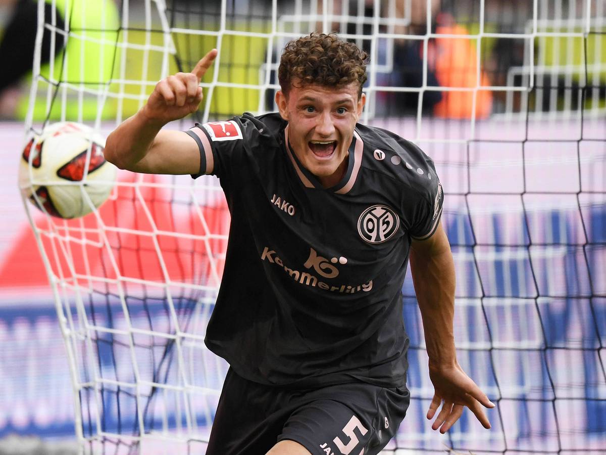 Eric Martel jubelt über sein Tor gegen Gladbach.