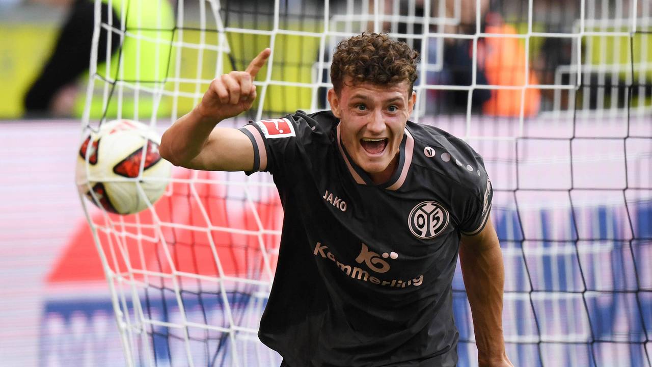 Eric Martel jubelt über sein Tor gegen Gladbach.