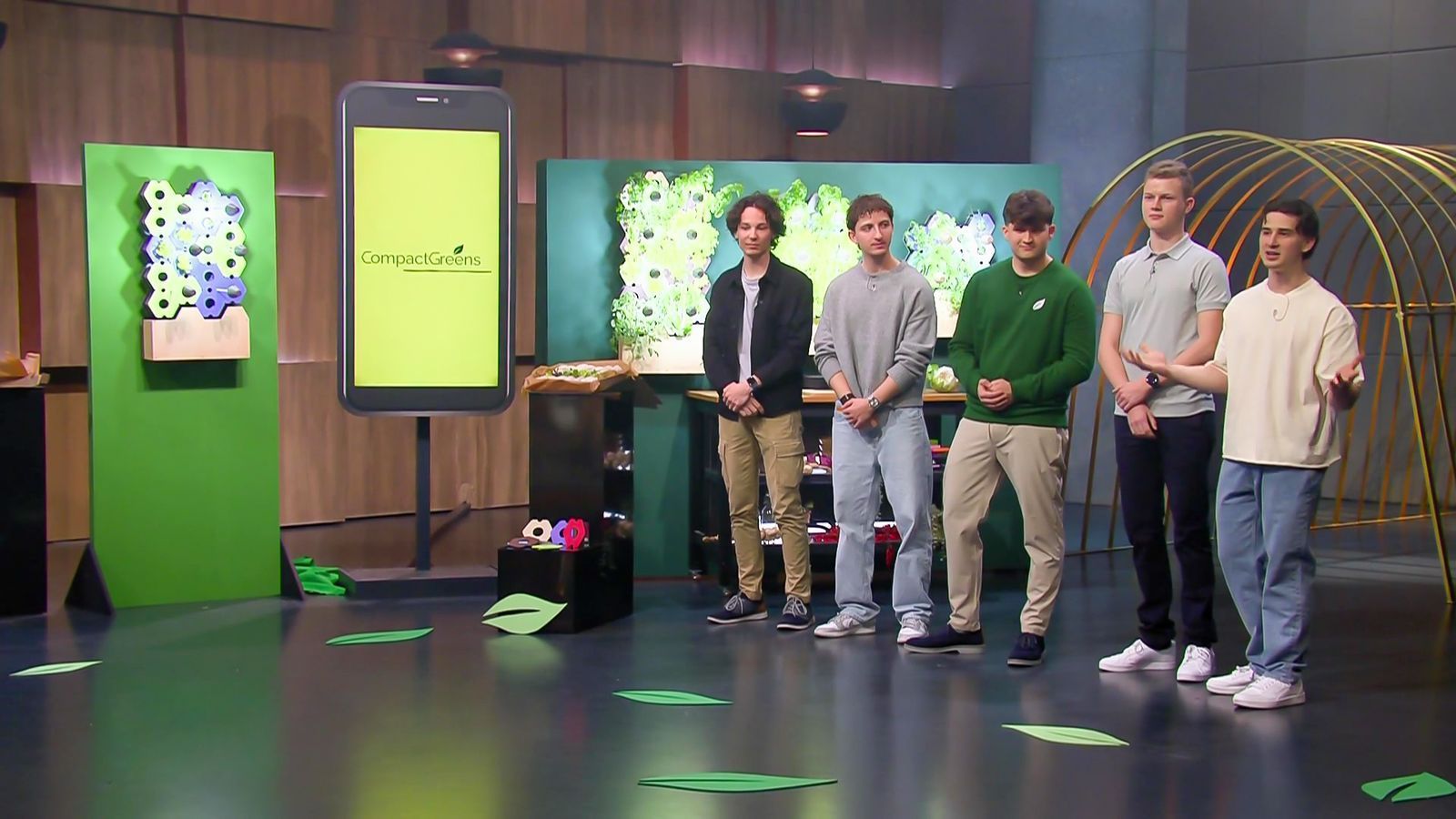 Max Lauterbach, Simon Zitzmann, Jonas Frank, Nick Werneck und Niklas Gabriel präsentieren „CompactGreens“. (Bild: RTL)