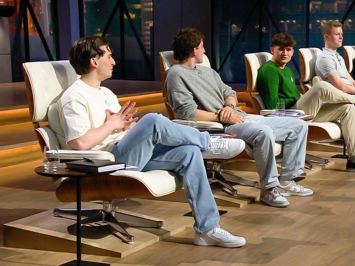 Vertauschte Rollen: Die fünf Schüler sitzen auf den berüchtigten „Höhle der Löwen“-Stühlen. (Bild: RTL)