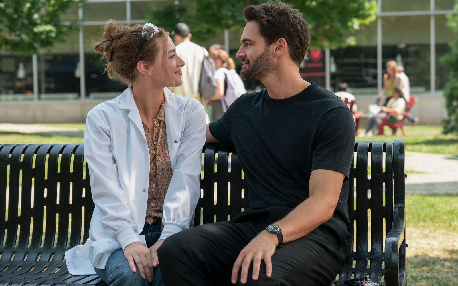 Alles nur Fake? Da sind sich Olive Smith (Lili Reinhart) und Professor Adam Carlsen (Tom Bateman)  in der Bestseller-Verfilmung „Die theoretische Unwahrscheinlichkeit von Liebe“ irgendwann selbst nicht mehr so sicher.  (Bild: Amazon Prime Video)