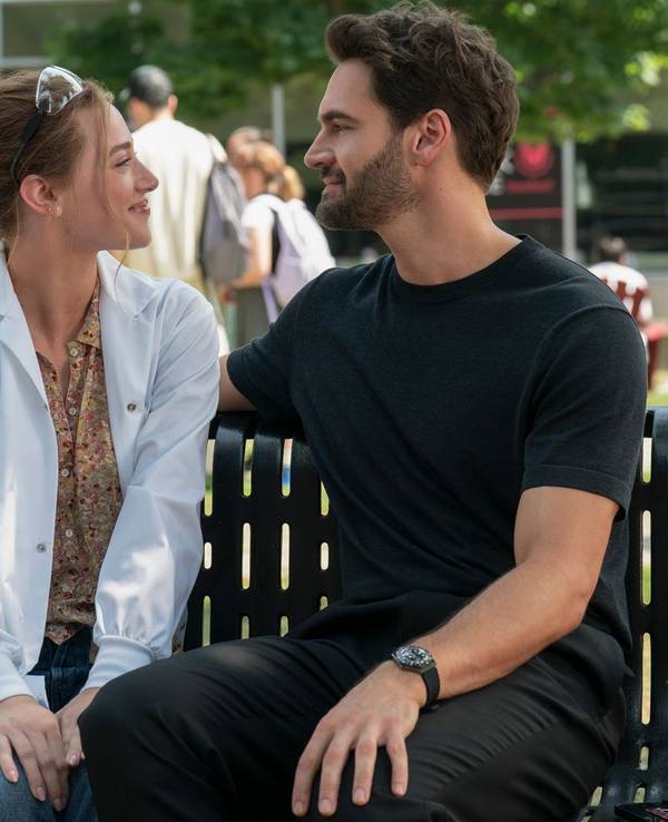Alles nur Fake? Da sind sich Olive Smith (Lili Reinhart) und Professor Adam Carlsen (Tom Bateman) in der Bestseller-Verfilmung „Die theoretische Unwahrscheinlichkeit von Liebe“ irgendwann selbst nicht mehr so sicher. (Bild: Amazon Prime Video)