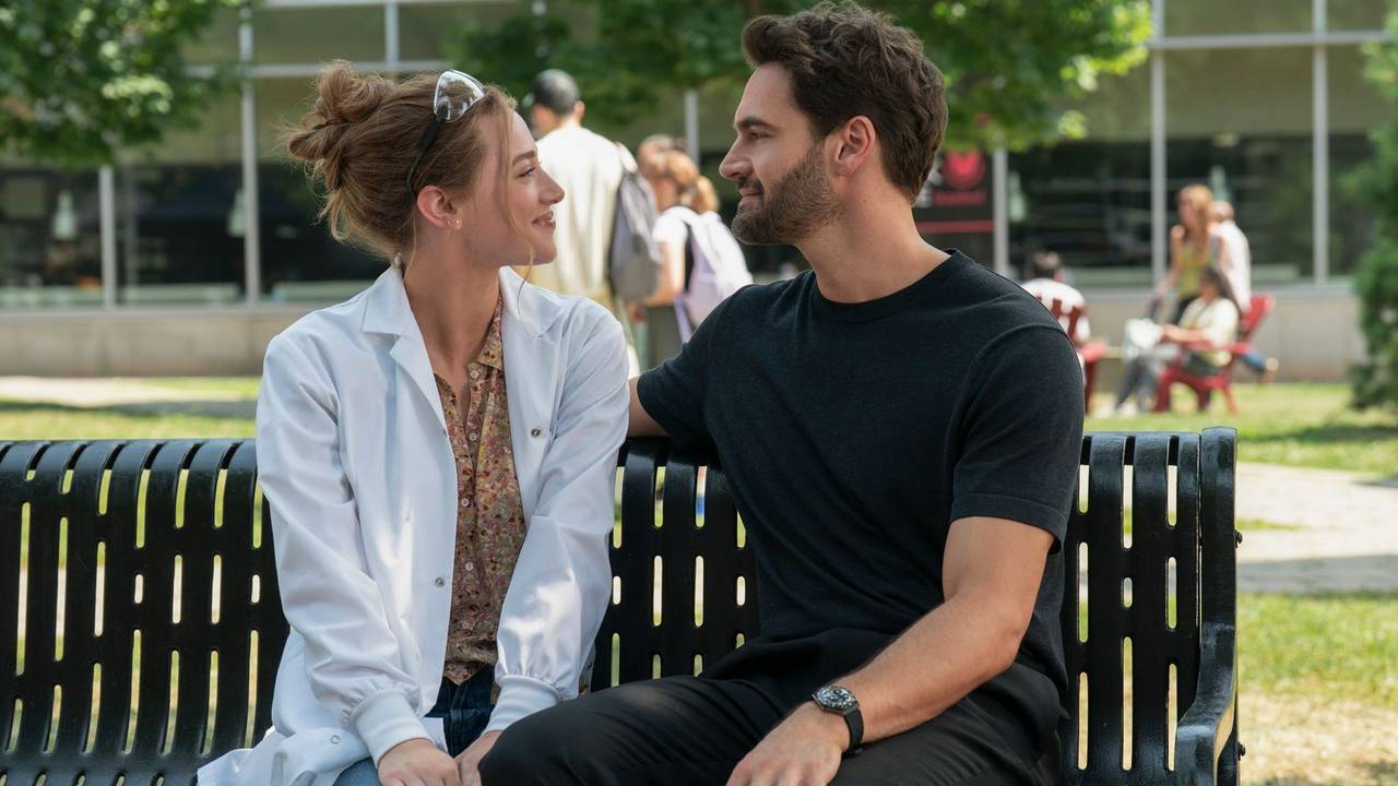 Alles nur Fake? Da sind sich Olive Smith (Lili Reinhart) und Professor Adam Carlsen (Tom Bateman) in der Bestseller-Verfilmung „Die theoretische Unwahrscheinlichkeit von Liebe“ irgendwann selbst nicht mehr so sicher. (Bild: Amazon Prime Video)