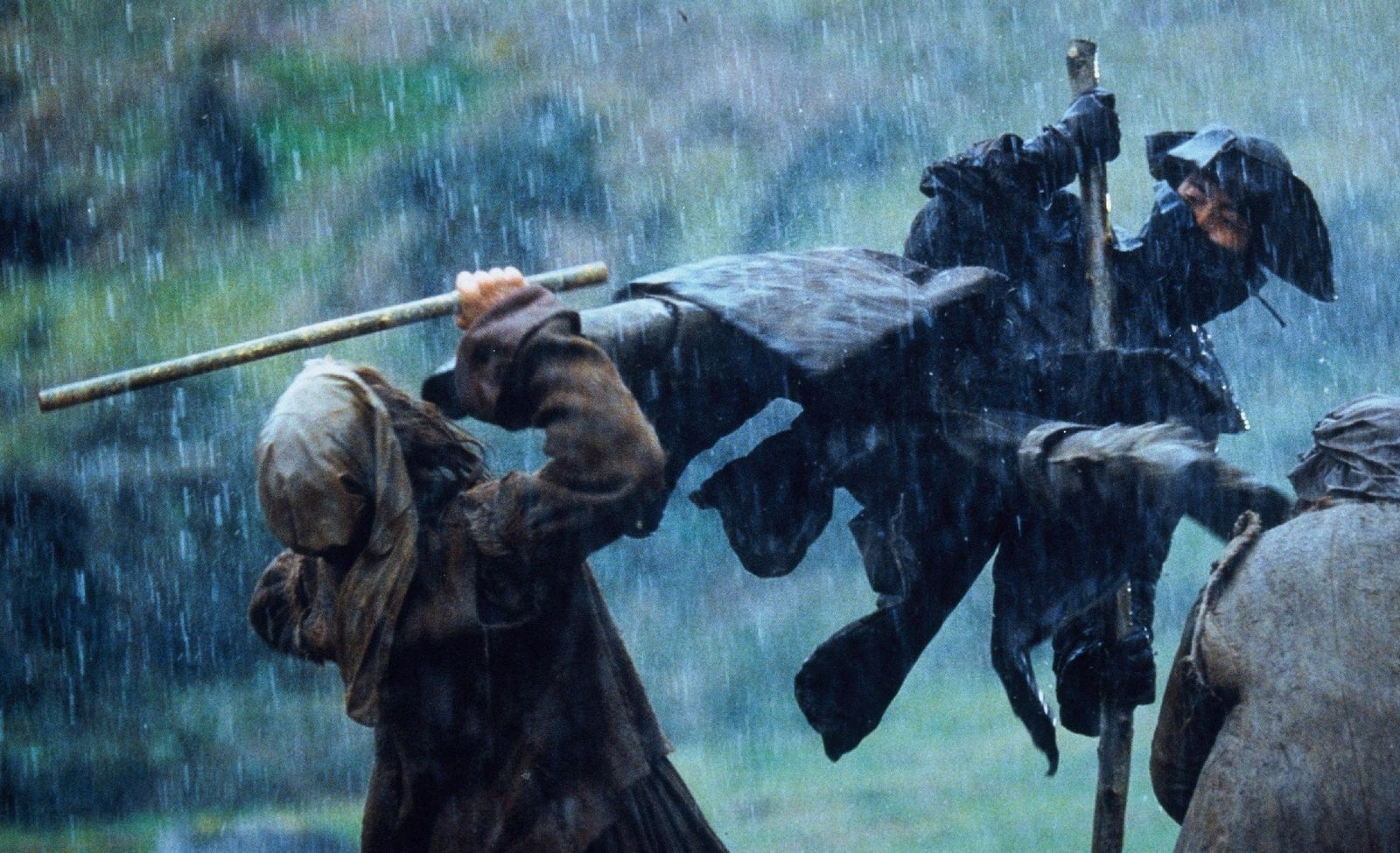 So etwas haben die mittelalterlichen Bauern des Gévaudan noch nicht erlebt. Irokese Mani (Mark Dacascos) tritt in bester Martial-Arts-Manier in ihre Gesichter. (Bild: Studiocanal)