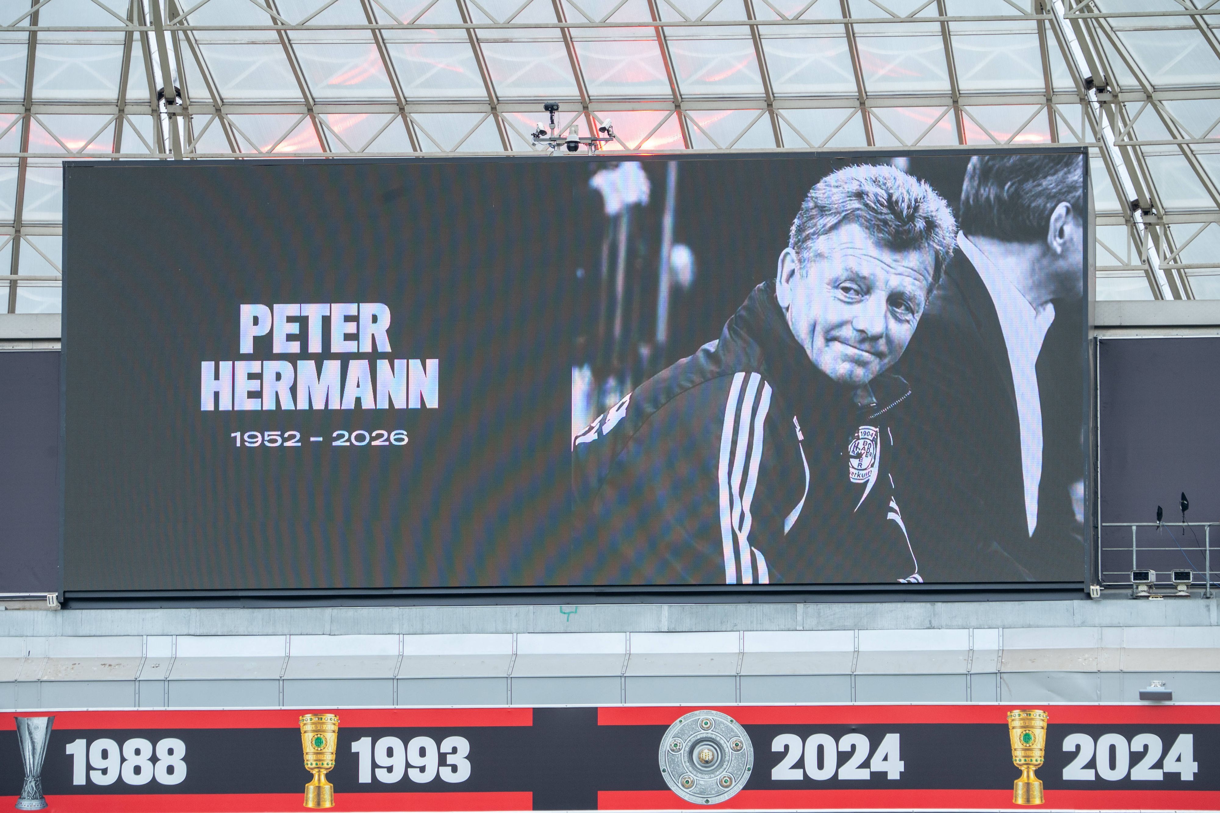 Ein Bild des Abschieds von Peter Hermann auf der Stadion-Leinwand in Leverkusen
