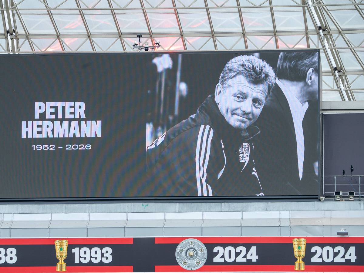 Ein Bild des Abschieds von Peter Hermann auf der Stadion-Leinwand in Leverkusen