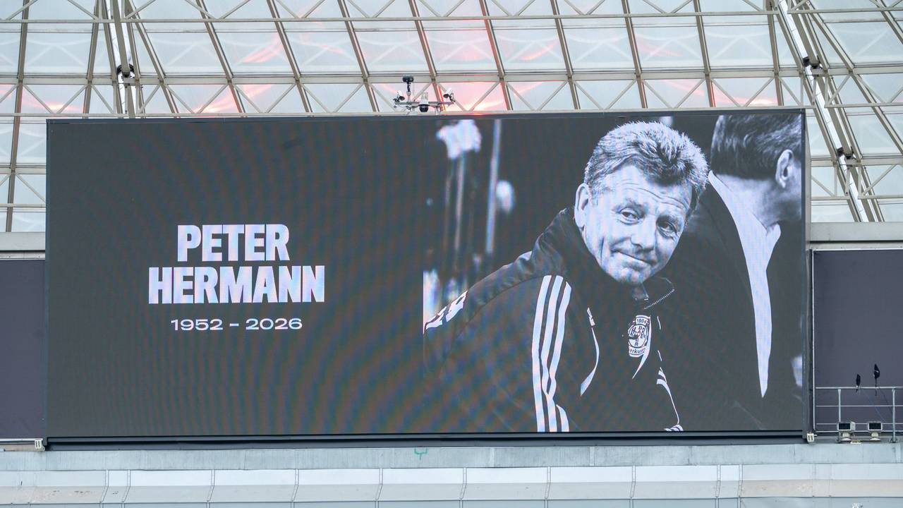 Ein Bild des Abschieds von Peter Hermann auf der Stadion-Leinwand in Leverkusen