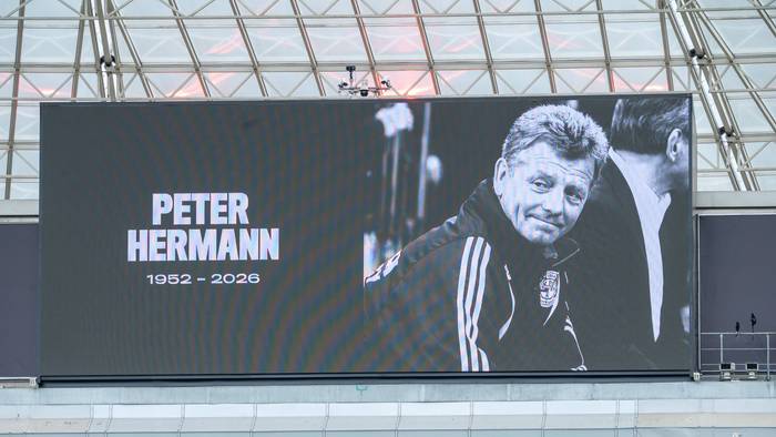 Ein Bild des Abschieds von Peter Hermann auf der Stadion-Leinwand in Leverkusen