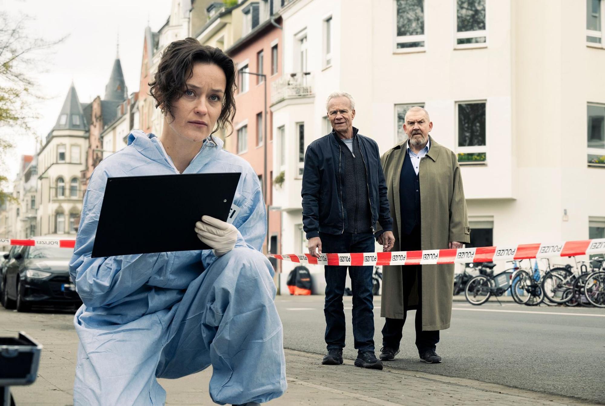 KTU-Fachkraft Natalie Förster (Tinka Fürst) untersucht den Tatort im aktuellen Fall der Kommissare Max Ballauf (Klaus J. Behrendt, Mitte) und Freddy Schenk (Dietmar Bär) ermitteln. (Bild: WDR/BAVARIA FICTION/Martin Valentin Menke)