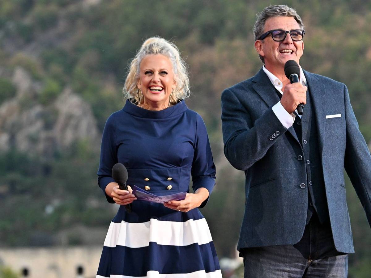 Barbara Schöneberger und „Bergdoktor“-Star Hans Sigl moderierten wieder einmal die „Starnacht aus der Wachau“. (Bild: IMAGO / Harald Deubert)