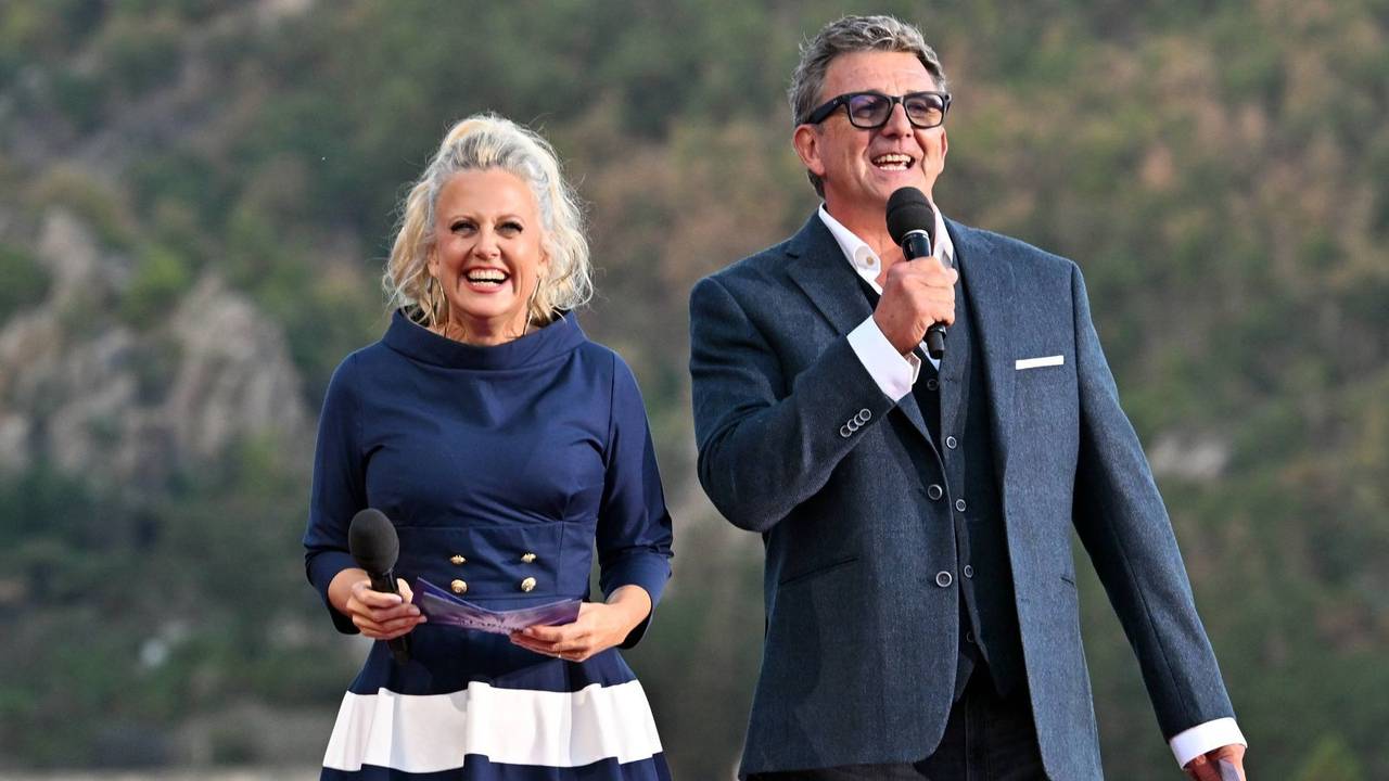 Barbara Schöneberger und „Bergdoktor“-Star Hans Sigl moderierten wieder einmal die „Starnacht aus der Wachau“. (Bild: IMAGO / Harald Deubert)