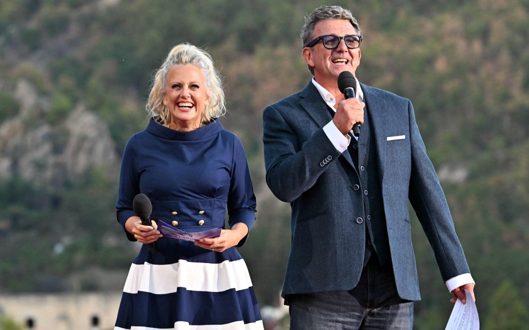 Barbara Schöneberger und „Bergdoktor“-Star Hans Sigl moderierten wieder einmal die „Starnacht aus der Wachau“. (Bild: IMAGO / Harald Deubert)